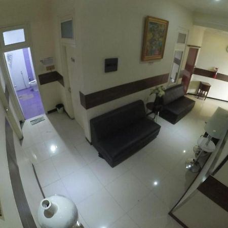 Cabin Hotel Sutomo Джокьякарта Экстерьер фото