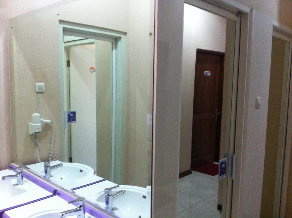 Cabin Hotel Sutomo Джокьякарта Экстерьер фото