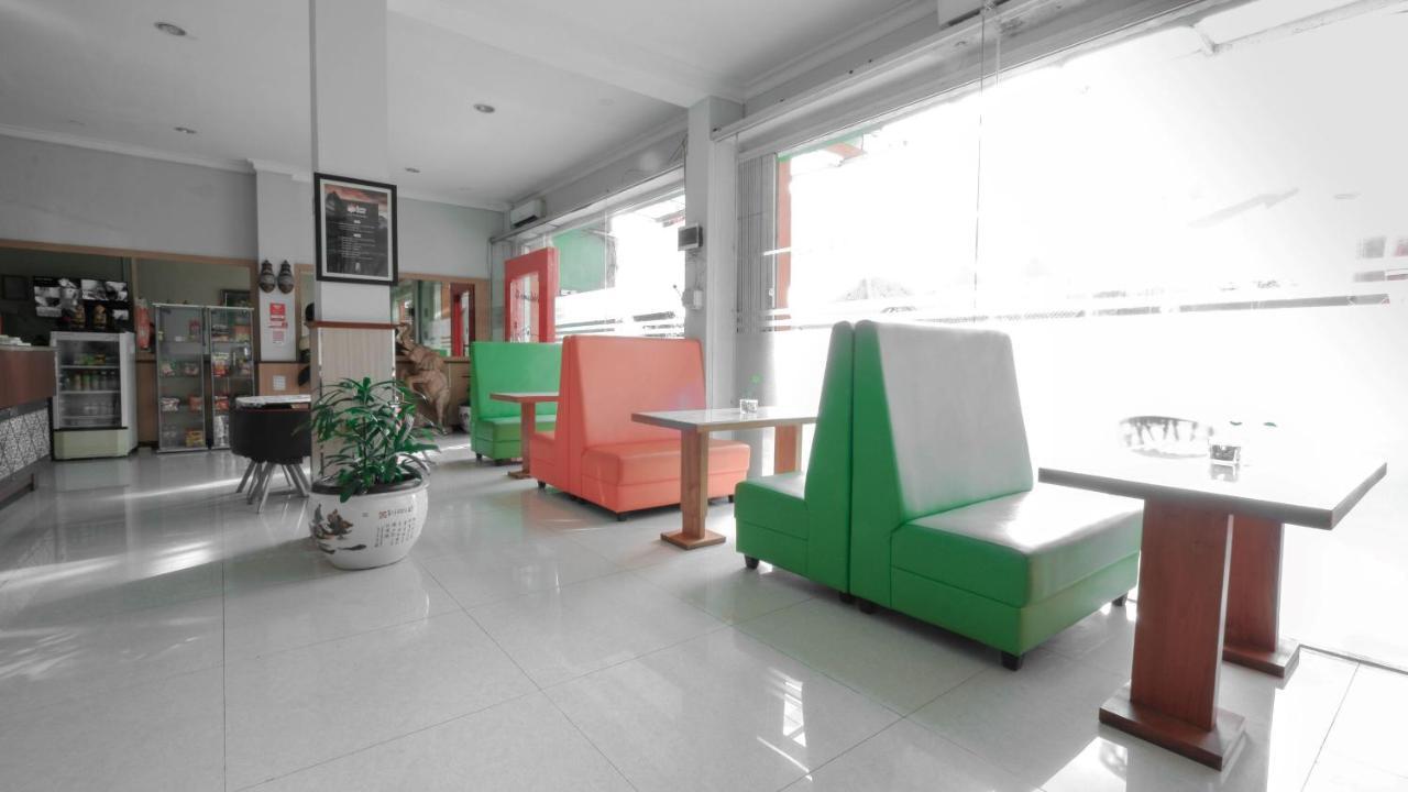 Cabin Hotel Sutomo Джокьякарта Экстерьер фото