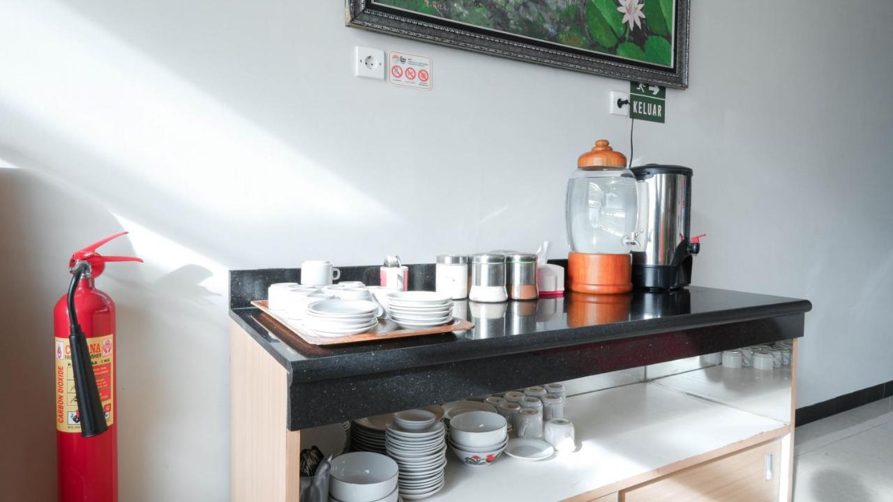 Cabin Hotel Sutomo Джокьякарта Экстерьер фото