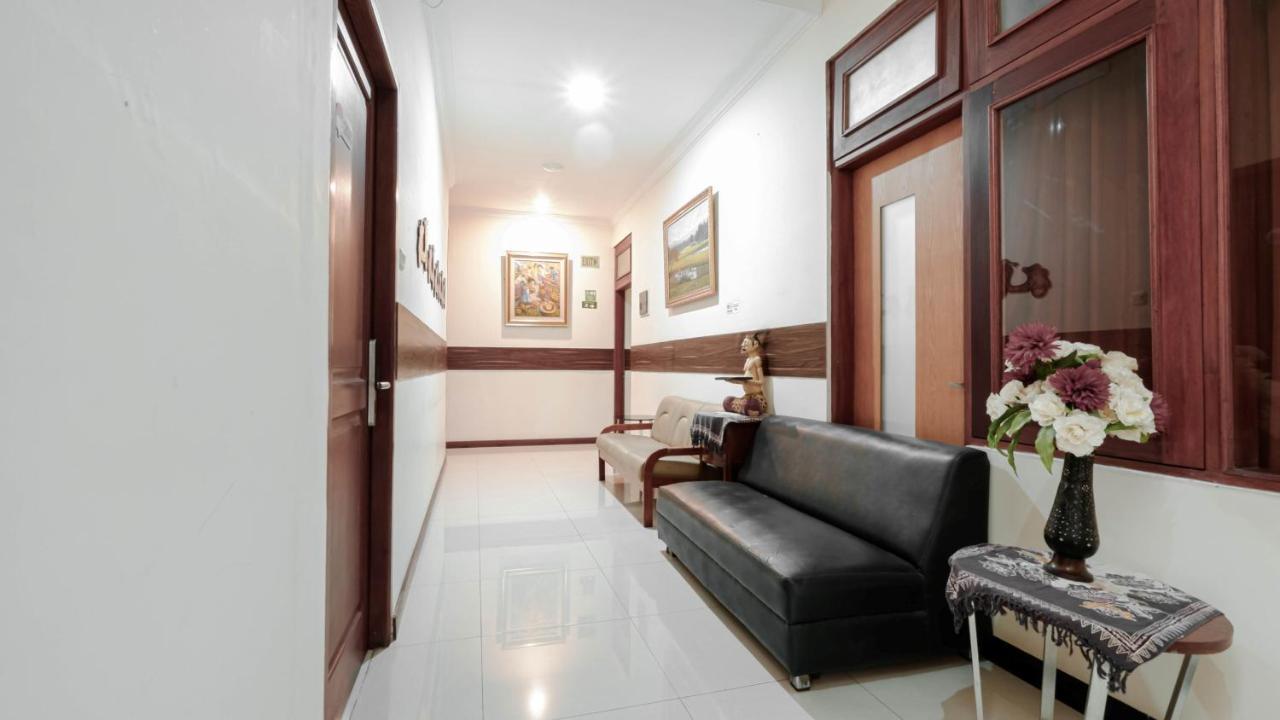 Cabin Hotel Sutomo Джокьякарта Экстерьер фото