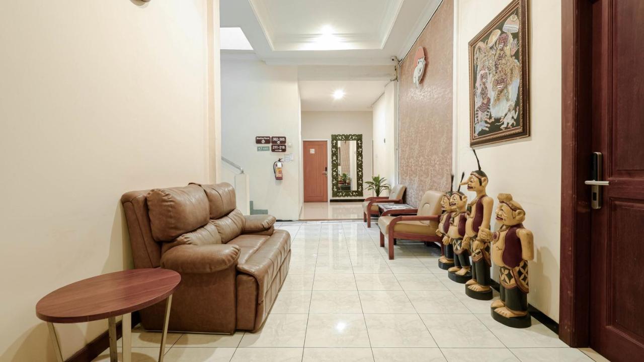 Cabin Hotel Sutomo Джокьякарта Экстерьер фото