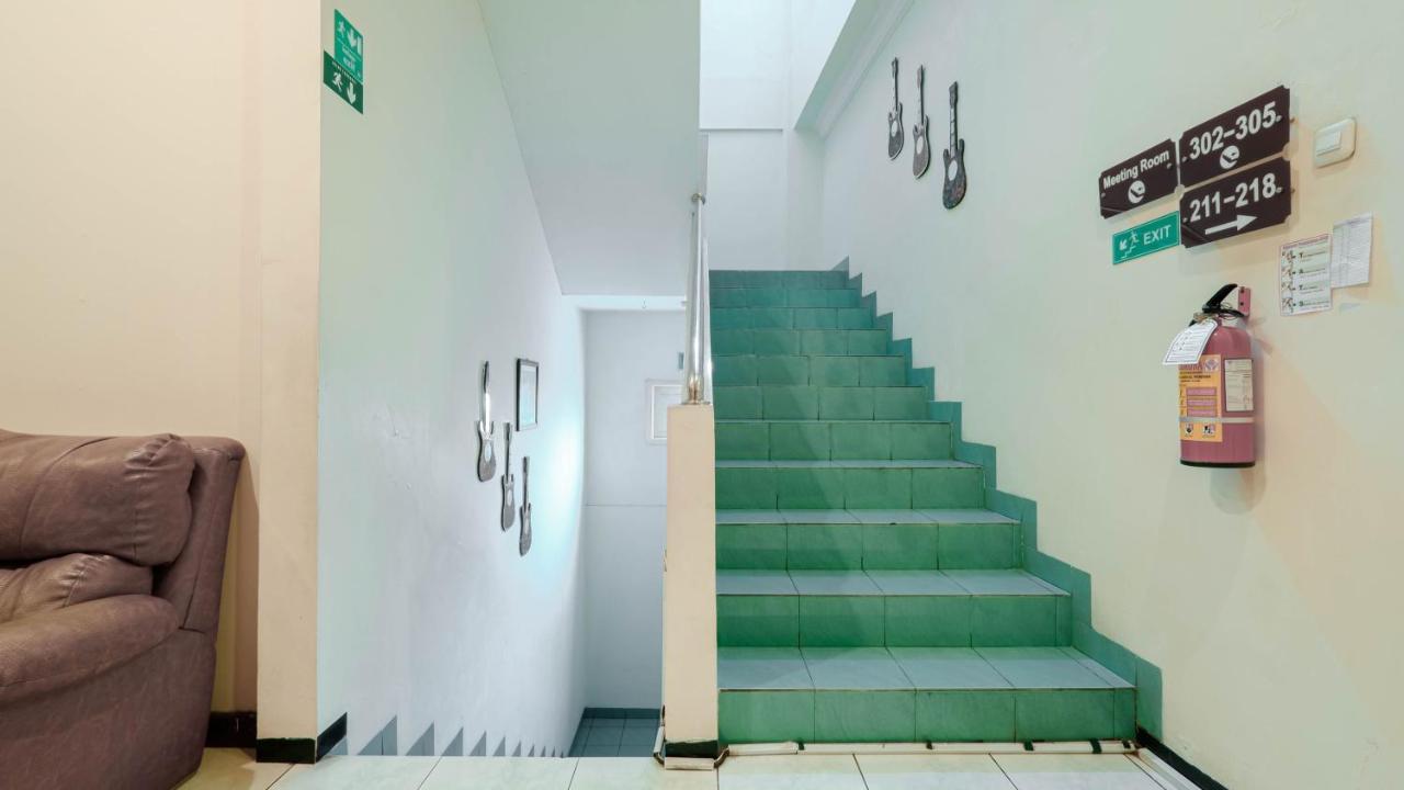 Cabin Hotel Sutomo Джокьякарта Экстерьер фото
