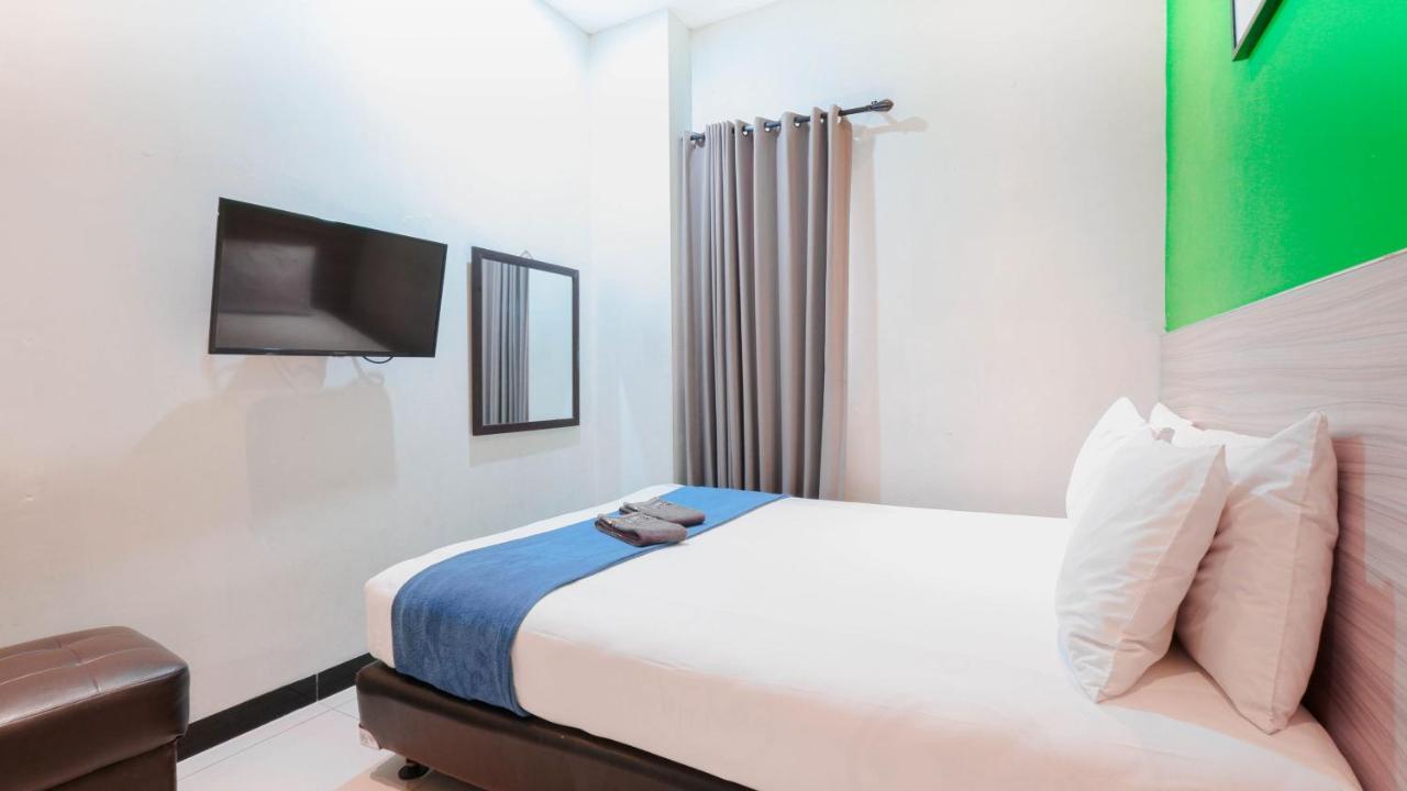 Cabin Hotel Sutomo Джокьякарта Экстерьер фото