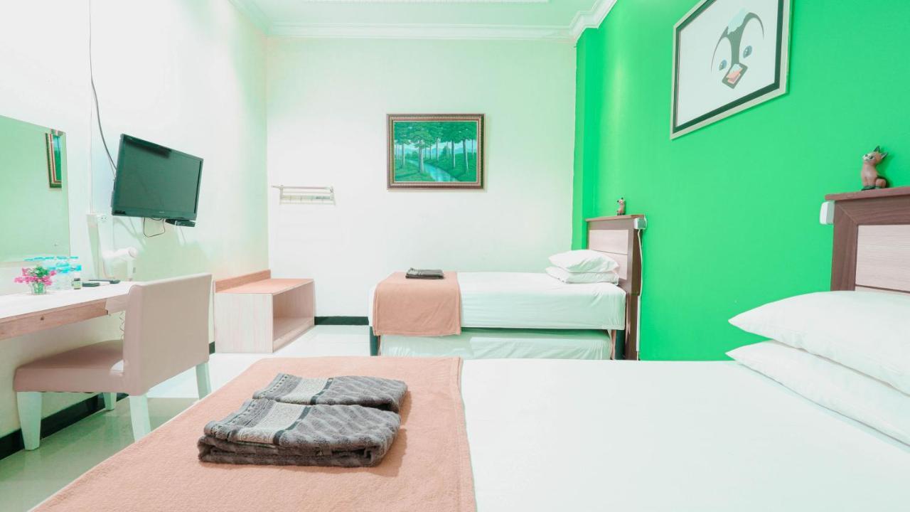Cabin Hotel Sutomo Джокьякарта Экстерьер фото