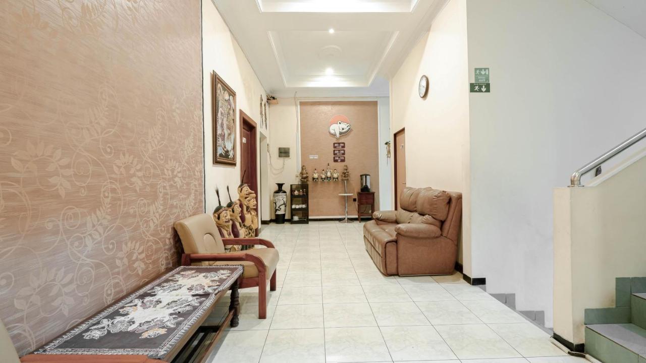Cabin Hotel Sutomo Джокьякарта Экстерьер фото