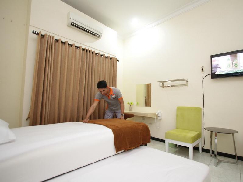 Cabin Hotel Sutomo Джокьякарта Экстерьер фото