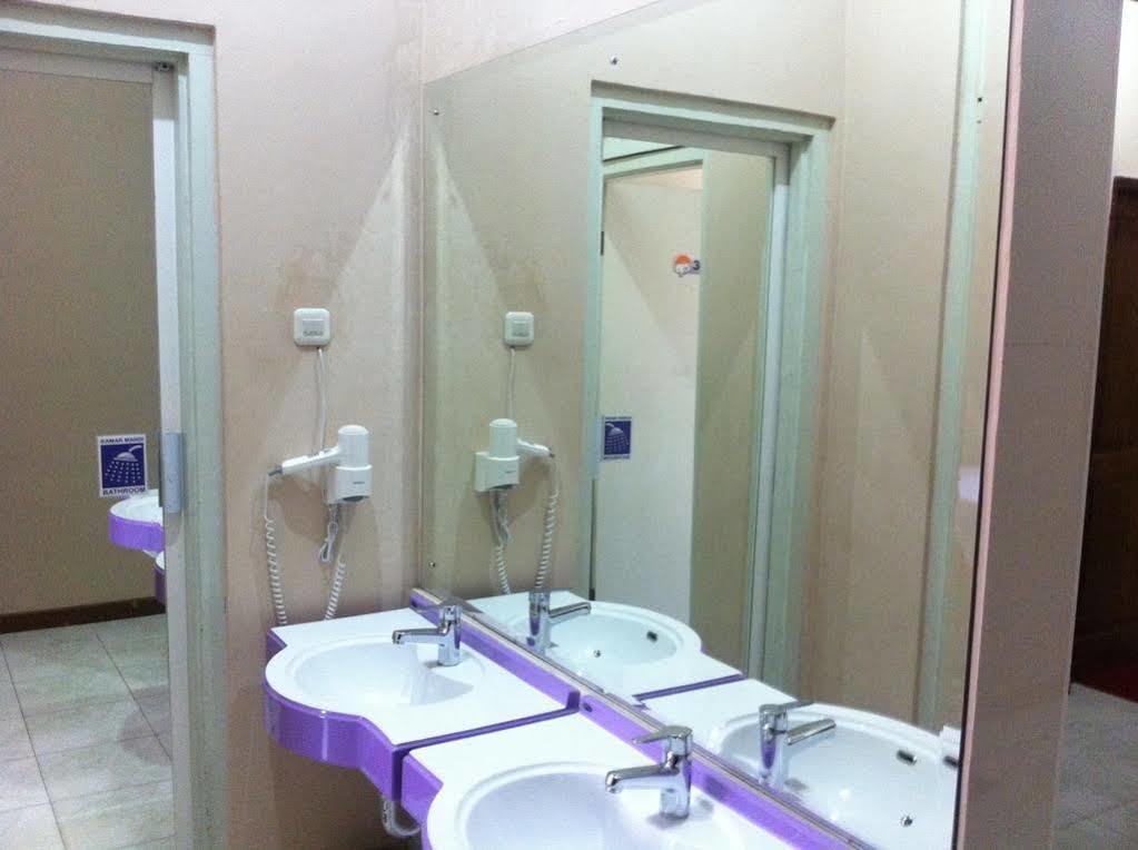 Cabin Hotel Sutomo Джокьякарта Экстерьер фото