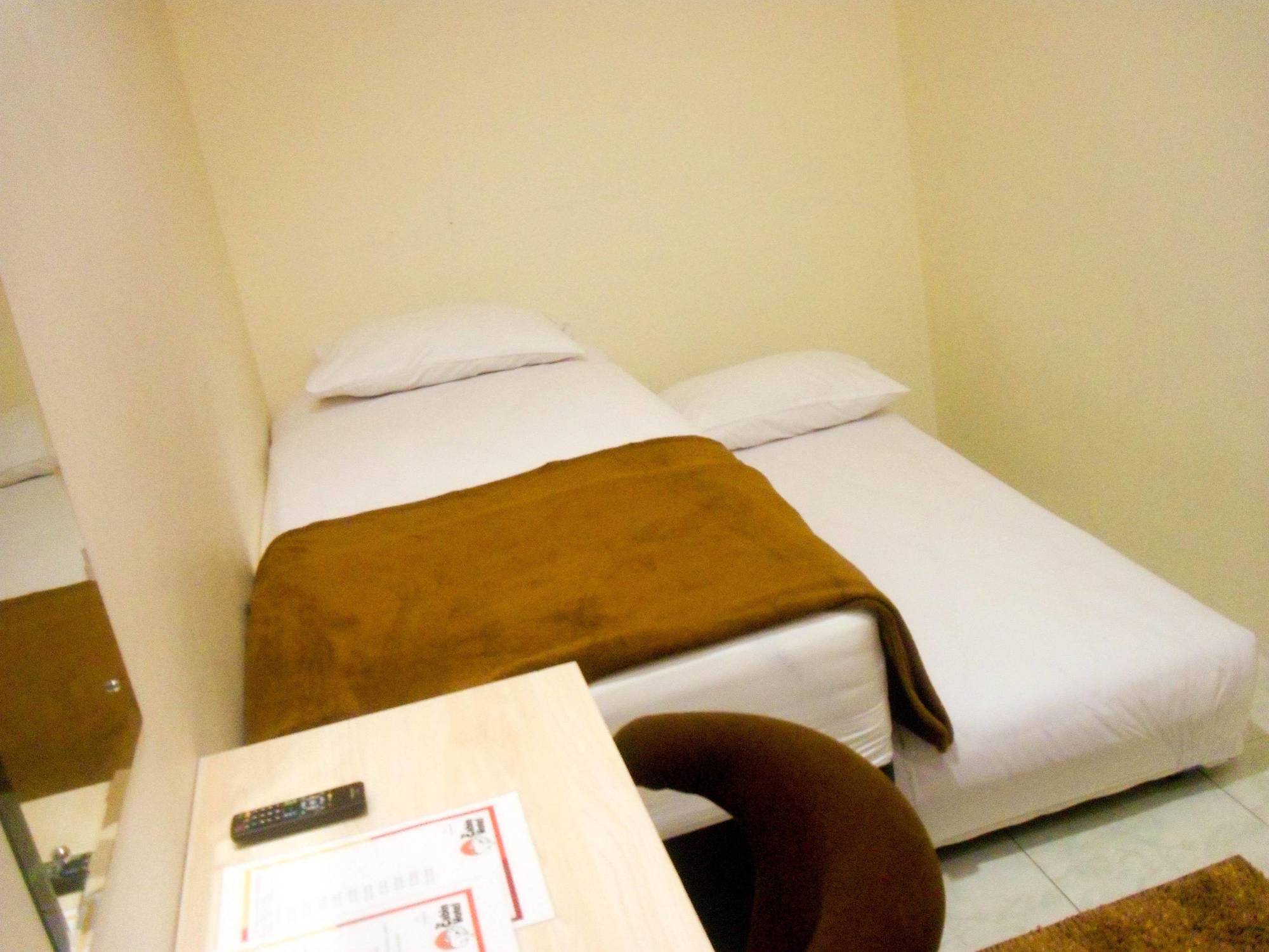 Cabin Hotel Sutomo Джокьякарта Экстерьер фото