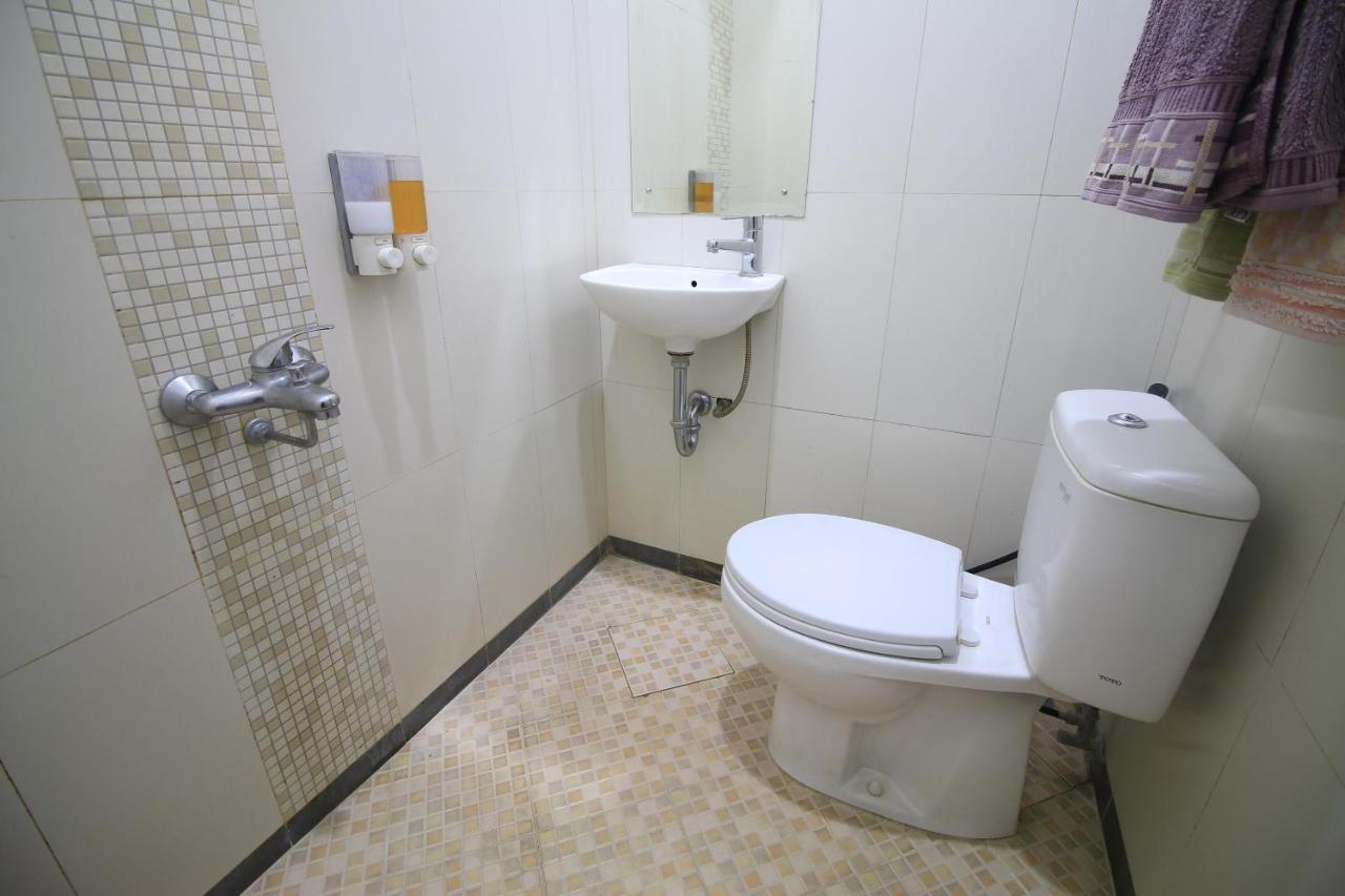 Cabin Hotel Sutomo Джокьякарта Экстерьер фото